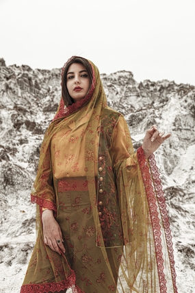 冬季站在雪上的异域风情美女图片